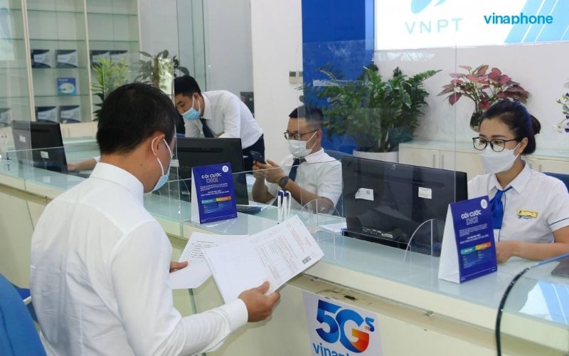 Khách hàng có thể trực tiếp đến các quầy giao dịch VNPT để nạp tiền điện thoại